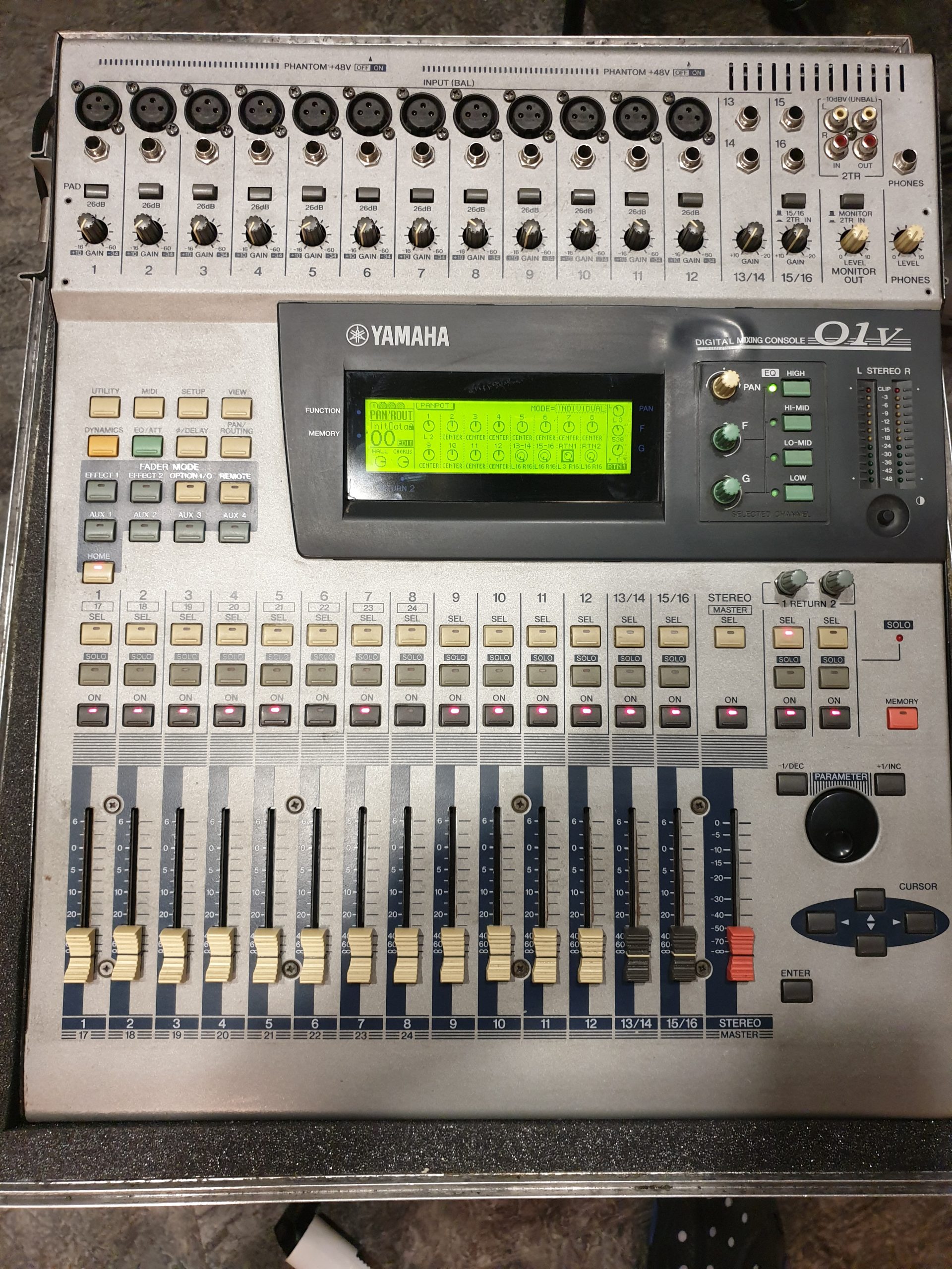 YAMAHA 01V